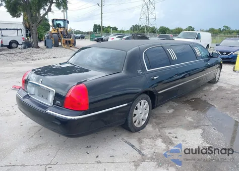 2004 Lincoln Town Car Executive z USA, uszkodzony, nr VIN 1L1FM81W54Y646963